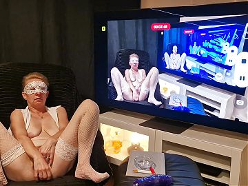 I open and stretch my vagina with speculum